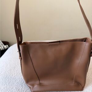 Elegant Tan Leather Shoulder Bag